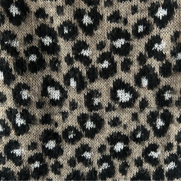 ASOS Women’s Knit Leopard Print Off-The-Shoulder Sweater Size 4 - Picture 3 of 9